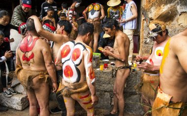 云南祭火节男孩摄影：镜头下的火焰之约，拍摄神秘祭火仪式